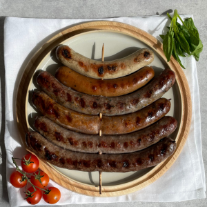 Bratwurst sechs verschiedene Sorten auf Holzspieß